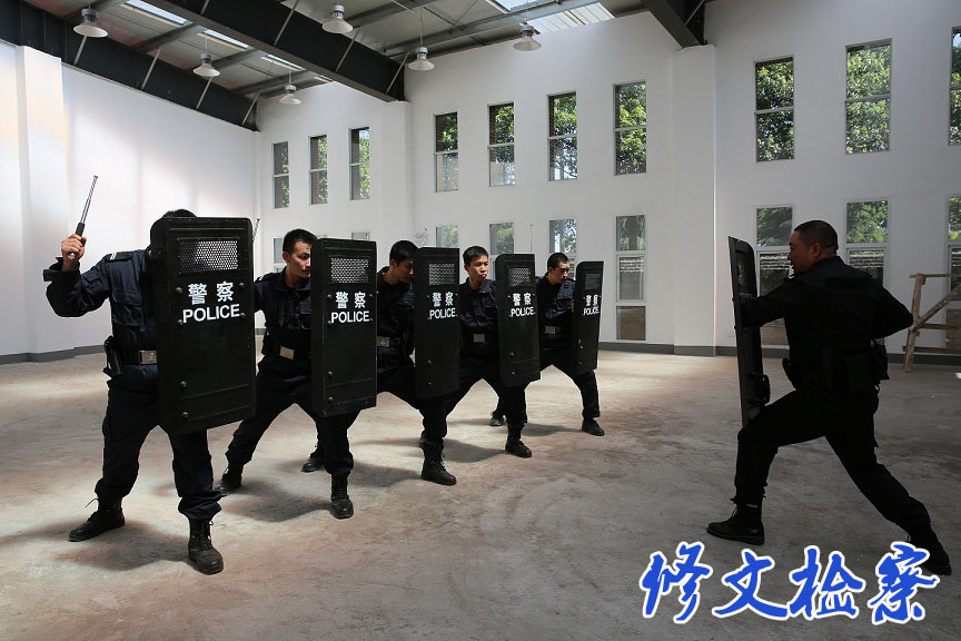 图为我院法警大队正在训练警棍盾牌术